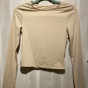 Beige tröja - Mycket lite använd tröja i bra skick! Pris går att diskutera 💘