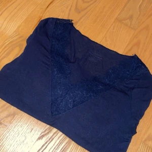 Mörkblå intimissimi tröja - Säljer min mörkblåa intimissimi tröja eftersom att jag fått en likadan i svart och andvänder ej denna, köptes för 459kr på hemsidan men säljer ändå för ganska högt eftersom den max andvänts 5 gngr (mitt pris kan diskuteras)💗Storlek S i intimissimi är typ som XS