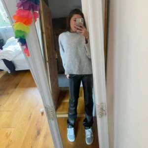 Svarta skinnbyxor - Snygga svarta skinnbyxor med en klassisk straight passform. Perfekta för en stilren look och kan enkelt matchas med olika toppar och skor.