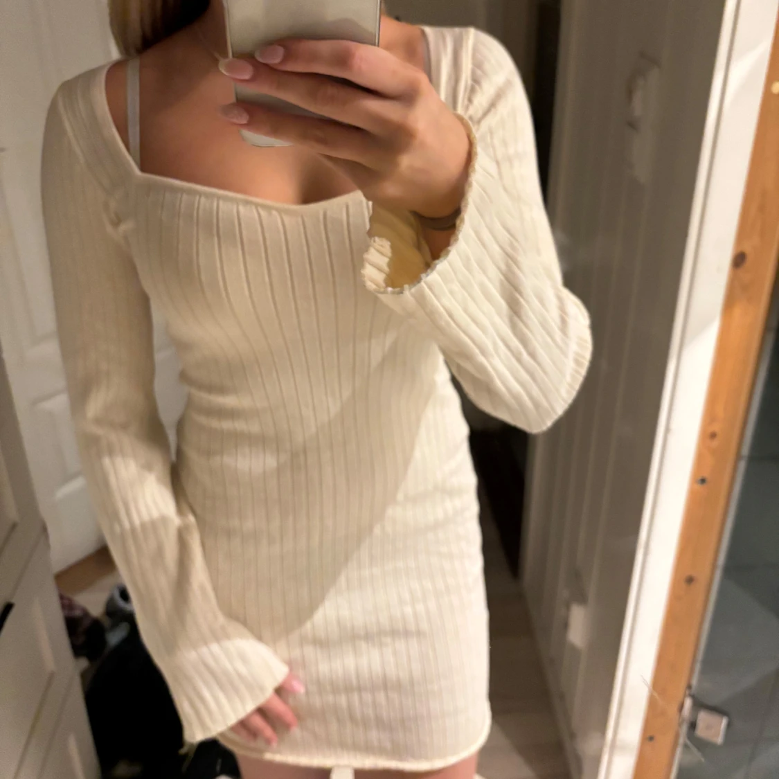 KrämVit ribbad klänning