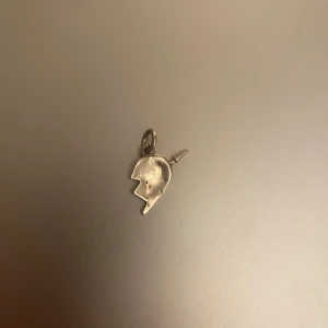 Maria Nilsdotter berlock - Säljer denna berlock från Maria Nilsdotter. OBS berlocken är i SILVER men annonsen laggar (så det står guld)