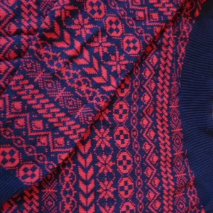 Mönstrad tröja från Holly & Whyte - Snygg tröja från Holly & Whyte med ett iögonfallande rött och blått mönster. Tröjan har en ribbad kant vid ärmslut och nederkant, vilket ger en skön passform. Perfekt för att liva upp garderoben!