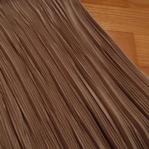 Beige plisserad långkjol - Snygg beige plisserad långkjol med elastisk midja. Perfekt för en stilren look med sitt flytande fall och mjuka material.