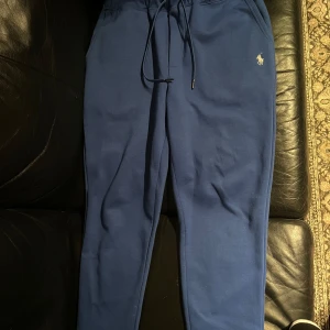  Ralph Lauren mjukis byxor  - Tjena säljer mina blåa ralp lauren mjukis byxor som tillhör till en tracksuit har inte tröjan, skick 9/10 inget fel säljer på grund att de är lite för långa storlek är M, ny pris är mellan 1200 till 1800, pris kan diskuteras är du intresserad så är de bara höra av sig😁