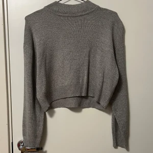Grå stickad tröja - Jag hittade inte originalpriset men gissar på att det var ca 200 kr. Skriv gärna om det inte stämmer