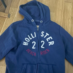 Hollister hoodie  - Så snygg hollister hoodie! Jag är 168 och det är mina bilder, köp via köp nu direkt eller Swish, kvar tills markerad som såld ❤️