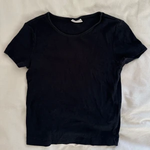 Svart topp - Basic plagg ifrån Gina Tricot