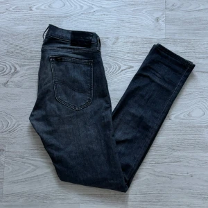 Lee jeans - Snygga mörkgråa jeans med lite urtvättad look från Lee. Perfekta för en avslappnad stil. Skicka 9/10 Jeansen är endast använda ett fåtal gånger | Model: Luke | Storlek: W29 L32 | Nypris ligger på 1099kr | Det är bara att skriva om ni har frågor eller funderingar!