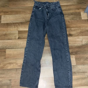 Grå jeansbyxor - Snygga grå jeansbyxor med mellan midja och rak passform. 