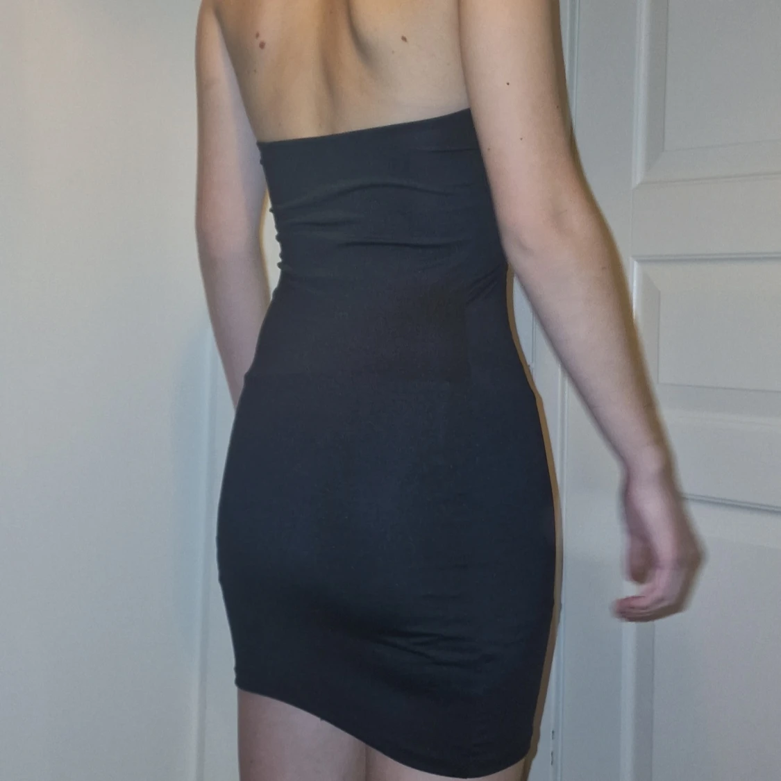 Svart axelbandslös klänning - 90