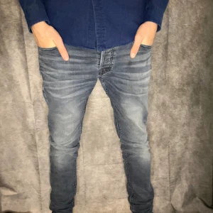 Jack and jones slim jeans - Tja säljer as feta slim jeans med en grå blå färg, de är den populäraste modellen slim glenn nypris 1000. Skick 10/10 som nya. nyskick. Storlek 32/34 sitter mer som 31/32 och passar mig 180 63 kg bra