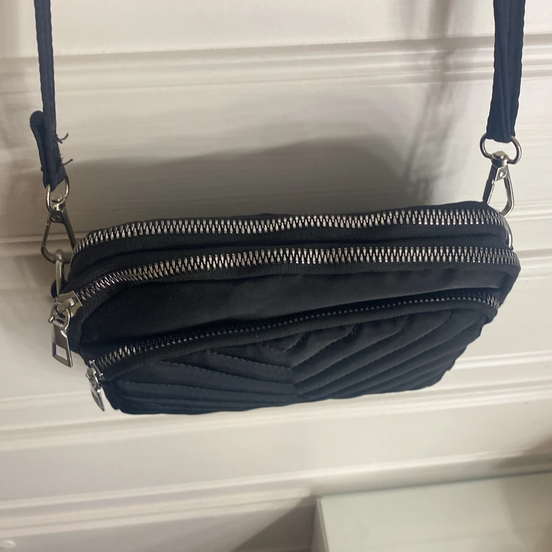 Svart quiltad axelväska med dragkedja - 91