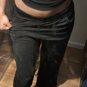 Svarta low waist kostymbyxor med fickor - Snygga svarta low waist kostymbyxor med fickor och en loose passform. Perfekta för en avslappnad stil. Använt max 3 gånger. Går ner i pris skriv om ni har frågor💞