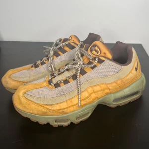 Nike Air Max 95 sneakers i beige och orange - Snygga Nike Air Max 95 sneakers i en cool kombination av beige och orange med grå detaljer. Skorna har den klassiska Air Max-dämpningen och snörning för en bekväm passform. Perfekta för en sportig look. Bär du storlek 43/44 passar dem perfekt! ✨