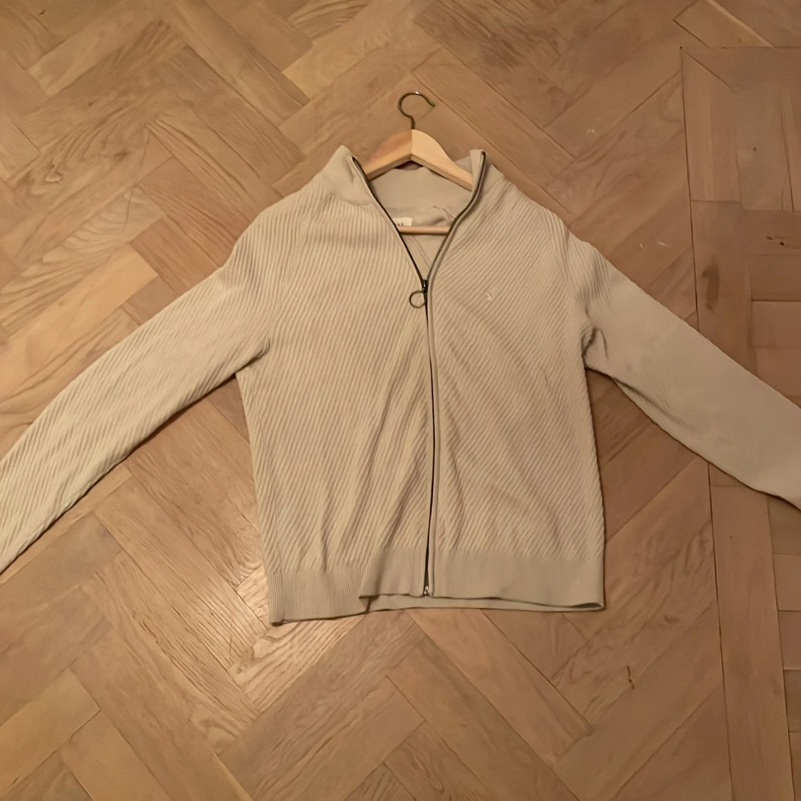 Beige ribbad kofta från Pier One