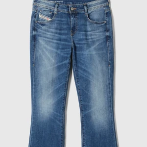 Blå bootcut jeans från Diesel - Snygga blå bootcut jeans från Diesel som har en lätt tvättad look. Anledning till varför jag säljer så billigt är för att dem är trasiga mellan låren, ni får skriva för bild!  Nypris: 1500 kr