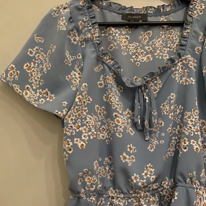Blommig blus  - Dovt blå blommig blus från Primark. Lite liten i storleken 