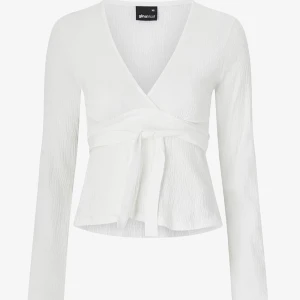 Vit omlottopp från Gina Tricot - Säljer denna jättefina tröjan med knyten i midjan.