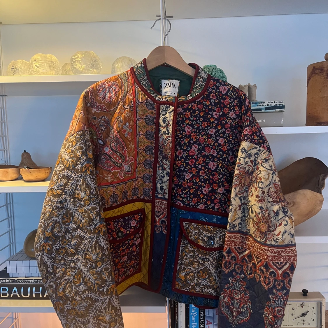 Färgglad quiltad jacka från Zara