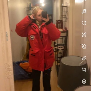 Canada goose jacka  - Helt ärligt vill bara bli av me den. Köpt för runt 15-20k för några år sen bara hör av dig om du undrar något🩷