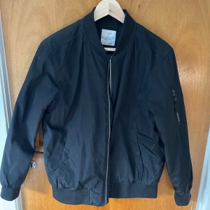 Svart vårjacka  - Svart vårjacka, knappt använd och i mycket gott skick. Vattentät. Storlek 164 för 13-14 åringar