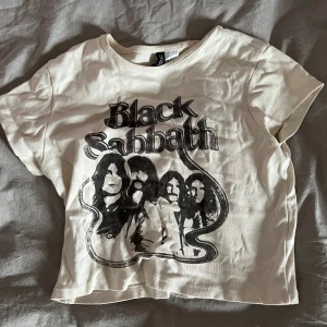 Cool Black Sabbath tshirt  - Najs Black Sabbath T-shirt köpt från hm! Är lite cropped och super snyggt till jeans🤘
