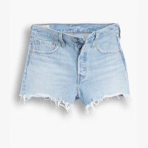 Ljusblå jeansshorts från Levi's - Snygga ljusblå jeansshorts från Levi's med fransiga kanter. Säljer pga för små🥰 nypris: ca. 600kr