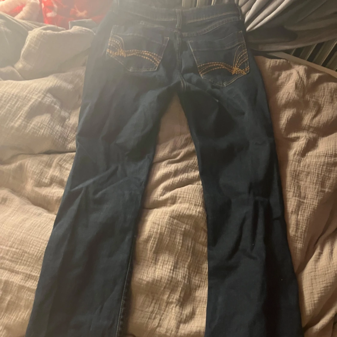 Mörkblå jeans med broderade fickor - 92