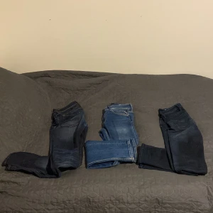 Tre par jeans i olika stilar - Säljer tre par jeans: ett par Replay Grover i blå denim, ett par skinny jeans i svart/mörkblått från Jack and Jones  och ett par slim jeans i mörkblått även dom från Jack and Jones. De är i lite olika storlekar, men alla passar mig som är 186 och väger 73 kg! Vill bli av med dom så kan gå ner ganska mycket i pris vid snabb affär🤩🤩