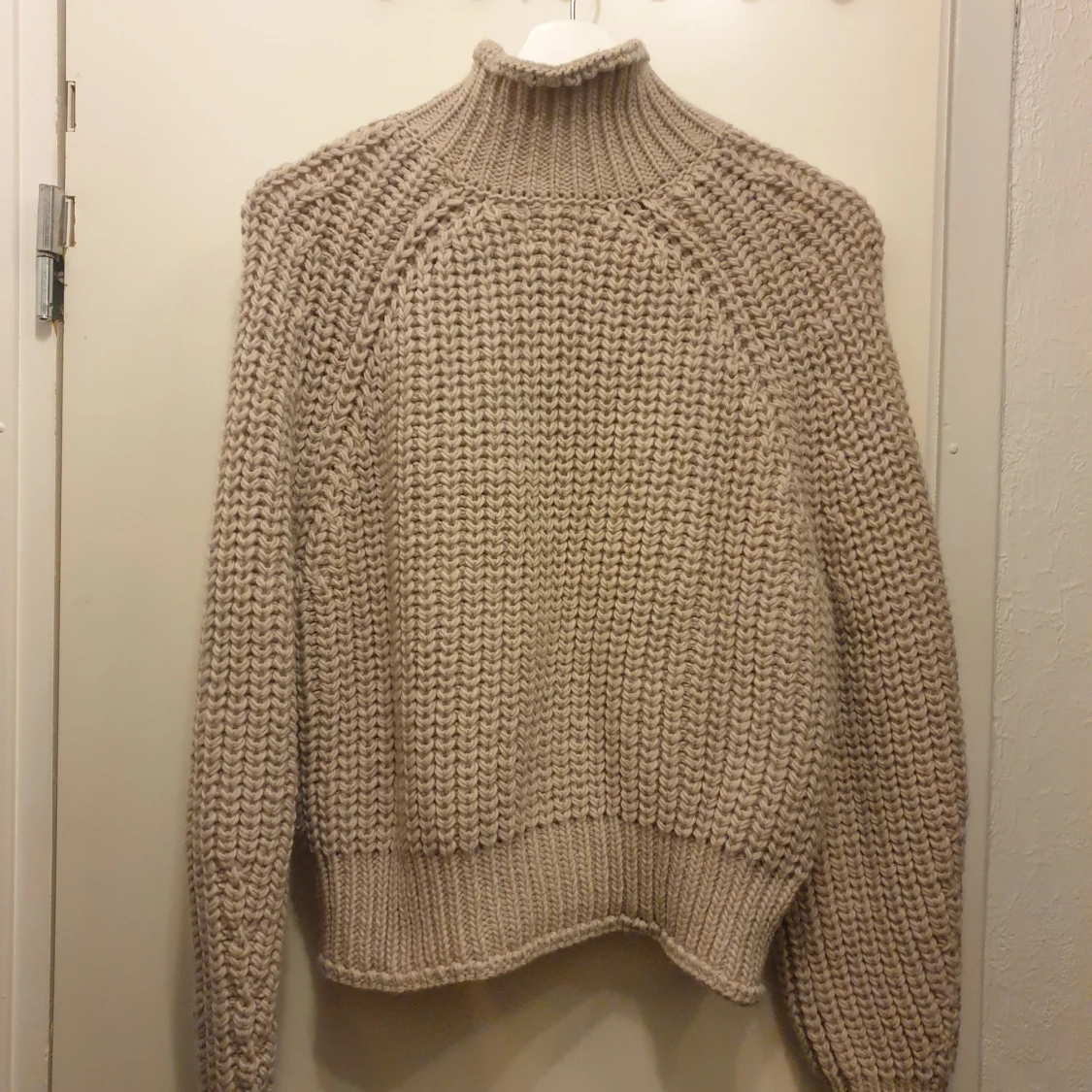Beige stickad tröja från H&M - 90