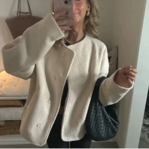 Beige teddyjacka - Säljer en superfin teddyjacka/kappa från Nelly💗 Prislappen är kvar😙