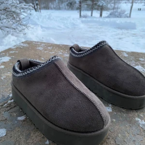 Gråa tasman  - Säljer ett par gråa tasman skor från lager 157. Använda en gång. Dom är helt slutsålda på hemsidan och köpta för 200 kr, hör av er om ni har några frågor🤗