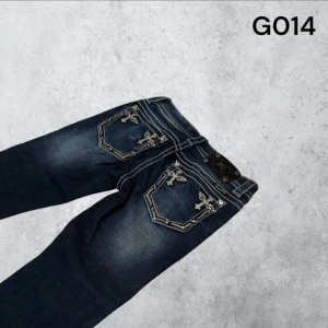 MISS ME JEANS  - G014 W: 25  L: 31 Innerben : 78 cm Ytter ben : 98 cm Midja rakt över : 33 cm Modell : bootcut 