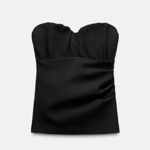 Svart axelbandslös topp - Svart axelbandslös topp från Zara med en elegant och figurnära passform🖤🖤Väldigt liten i storleken, behövde gå upp en storlek så att den skulle sitta bra (har egentligen S, denna är M). Nyskick, lappen är kvar!