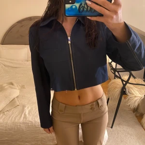 Kort jacka/ topp - Jättefin jeansjacka, går att ha både som jacka eller som en top. Endast använt ca 3 ggr, fint skick