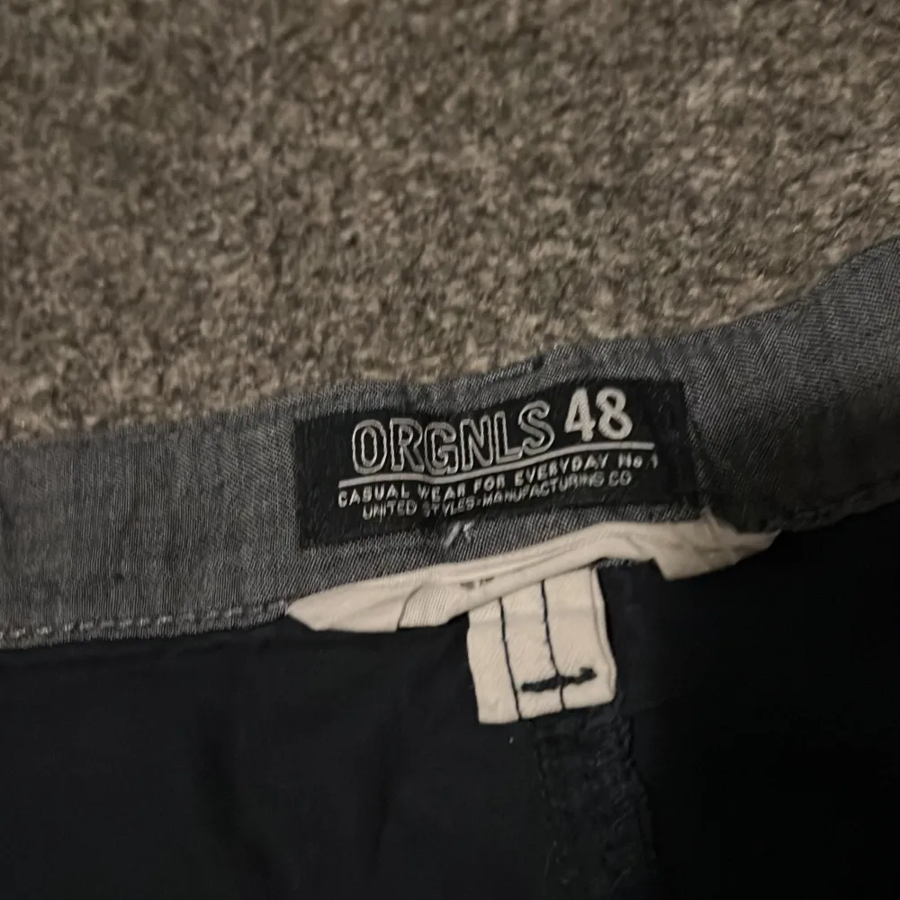 Snygga svarta shorts från h&m med knapp och dragkedja. Perfekta för en avslappnad stil. De har fickor fram och en bakficka med knapp. Skick 7/10. Storlek 158. Tveka inte med att ställa frågor!. Shortsit.