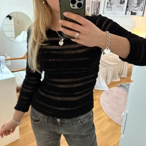 Svart stickad tröja - Snygg svart tröja några trådar som sticker ut lite men knappt märkbart