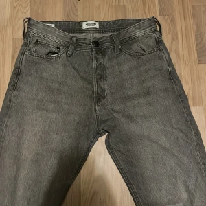 Grå jeans från Jack & Jones -  grå jeans från Jack & Jones i modellen Relaxed/Chris.  Storlek:31/32