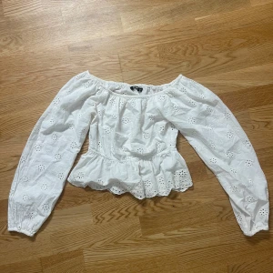 Vit blus från Bik Bok - Jättesöt vit blus från Bik Bok i storlek XS som är perfekt till vår/sommar. Går att ha den både offshoulder men även vanligt. Använd fåtal gånger. Säljer på grund av att den är för liten. Skriv vid frågor!  
