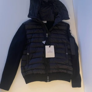 Moncler Cardigan  - Tjena, här säljer jag en navy blå moncler cardigan i utmärkt kondition. Kvittot ingår, dm vid intresse. (Pris går att diskuteras)