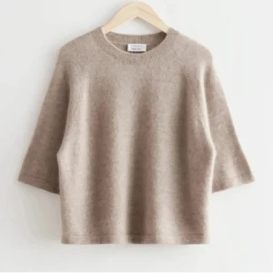 Stickad kortärmad tröja & Other Stories - Säljer denna populära stickade tröjan från & Other Stories i alpackablanding💗 Mycket bra skick och inte alls nopprig, nypris 790kr