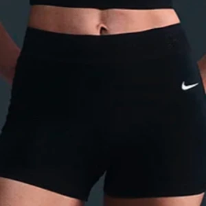 Svarta träningsshorts från Nike - Snygga svarta träningsshorts från Nike med en tight passform. Perfekta för intensiva träningspass eller löprundor. Den klassiska Nike-loggan syns på sidan. En gång använt, säljer eftersom dom används aldrig. Pris går att diskuteras