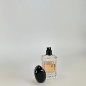Si från Giorgio Armani - Armani Sì – Mjuk elegans i varje droppe En mjuk och harmonisk doft där svartvinbär, ros och vanilj möts i en varm och mjuk kombination. Perfekt för dig som vill känna dig trygg, elegant och självsäker – Oavsett om du är i skolan, jobbet eller en utekväll, kommer parfymen passa in i miljön. Parfymen är mångsidig och passar perfekt för alla tillfällen och personligheter.  ✨ 3 ml för 85 kr ✨ 5 ml för 115 kr  Prova denna underbara doft och upptäck om den blir din nya favorit. Beställ enkelt via DM 