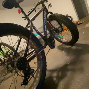 Cykel  - Köpt för 5000 för ungefär 3 år sedan, bromsen är sönder och fram däcket för långt bak så man inte kan svänga, men de är enkel fix på båda problemen 