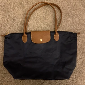Longchamp LIKNANDE väska i mörkblå - Mörkblå väska som LIKNAR den från longchamp, passar perfekt till skolan då den är stor och allt får plats i den! 💝
