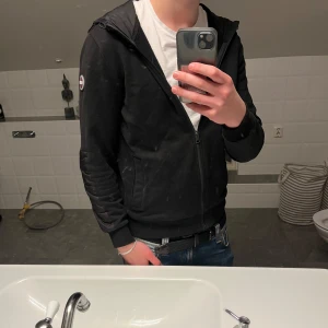 Colmar cardigan/hoodie - Säljer nu min svarta cardigan/hoodie från colmar då den är smått för liten. Inga deffekter på plagge. Skriv vid övriga frågor 