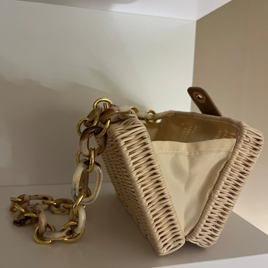 Beige strandväska med kedjedetaljer - 91