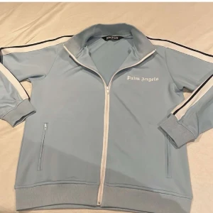 Palm angeals  - Säljer en helt ny ljus blå palm angeals kofta för endast 450 kr, den är i storlek M, säljs på grund av att den är för stor på mig 