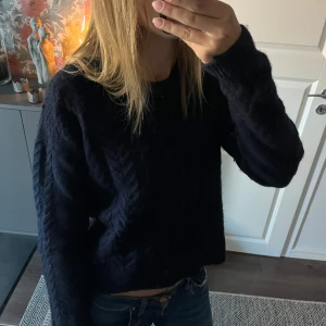 Super fin stickad tröja  - Super skön tröja från hm, den ör i storlek s och sitter som på bilden på mig som är 168😊😍