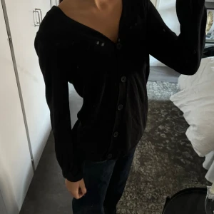 Kofta - Super fin kofta från zara med knappar som går snett! 